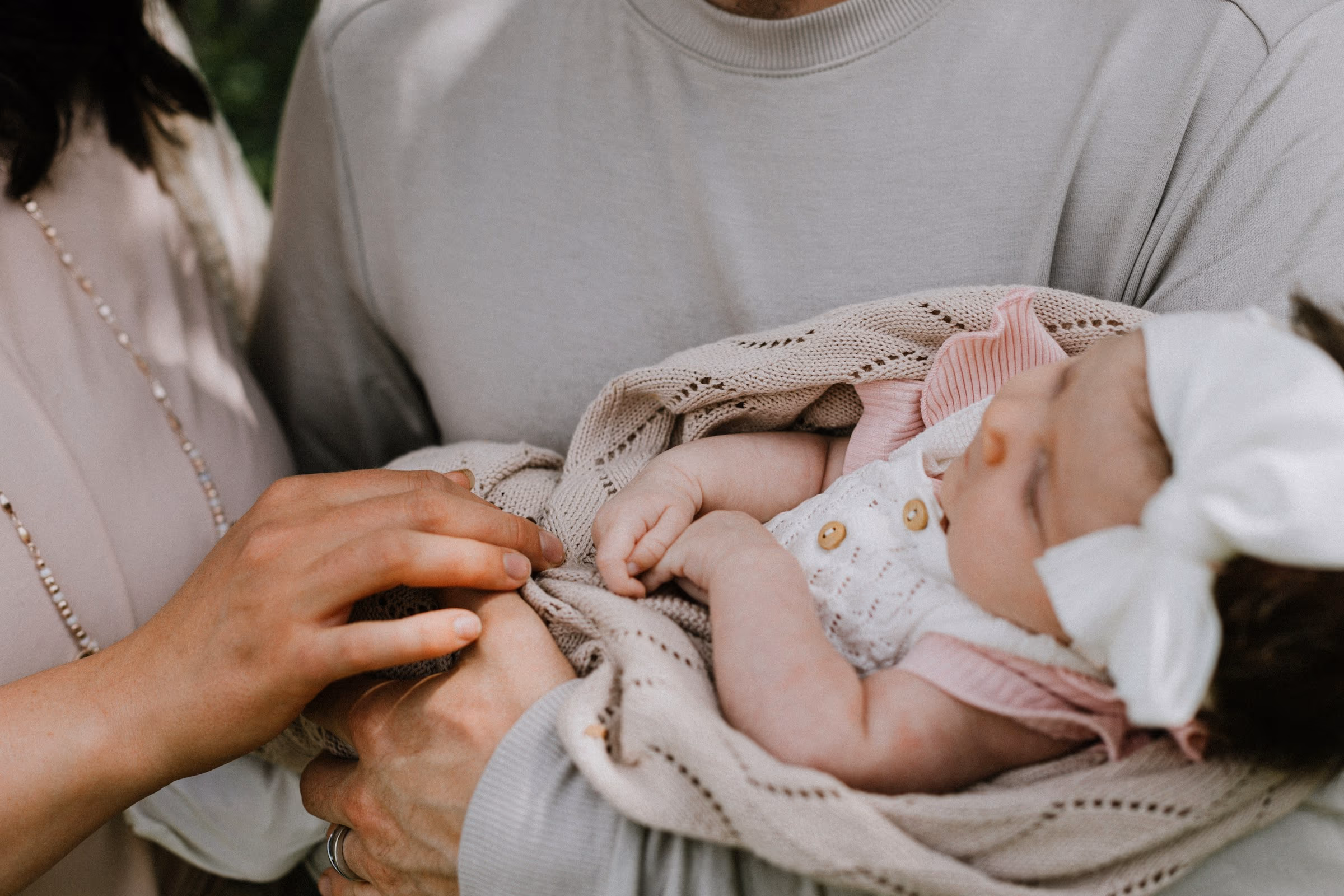 Parent veillant sur son bébé dans la pénombre feutrée d'une chambre, la nuit