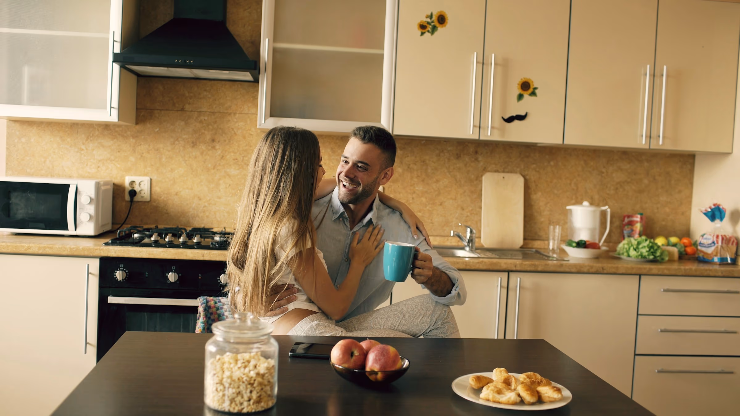 Deux personnes préparant le petit-déjeuner dans une cuisine claire au réveil