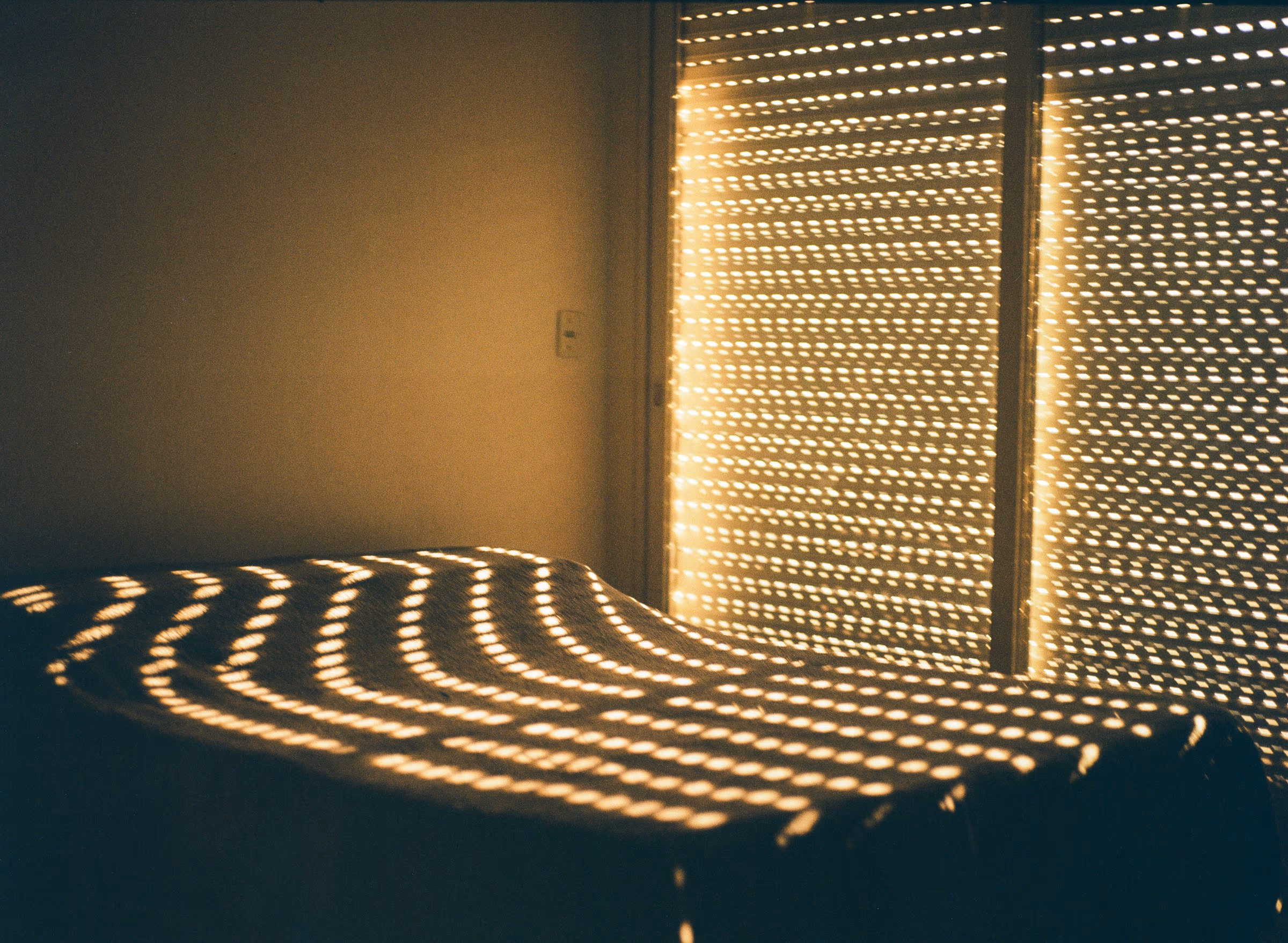 Chambre lumineuse et apaisante au petit matin, lit fait et lumière douce