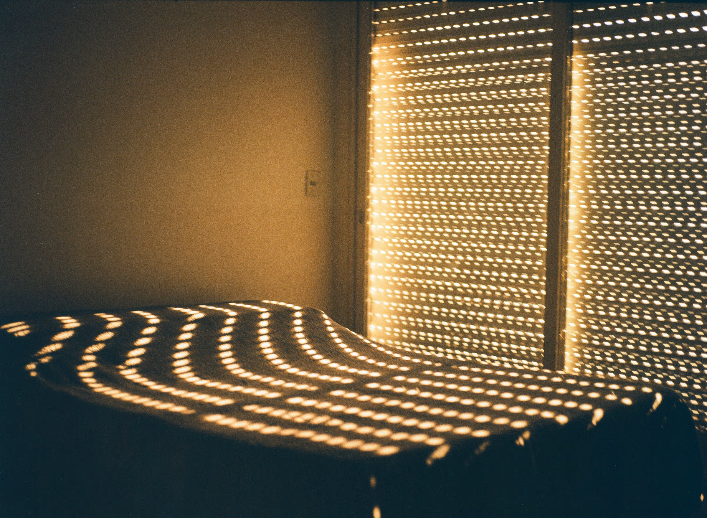 Chambre lumineuse et apaisante au petit matin, lit fait et lumière douce
