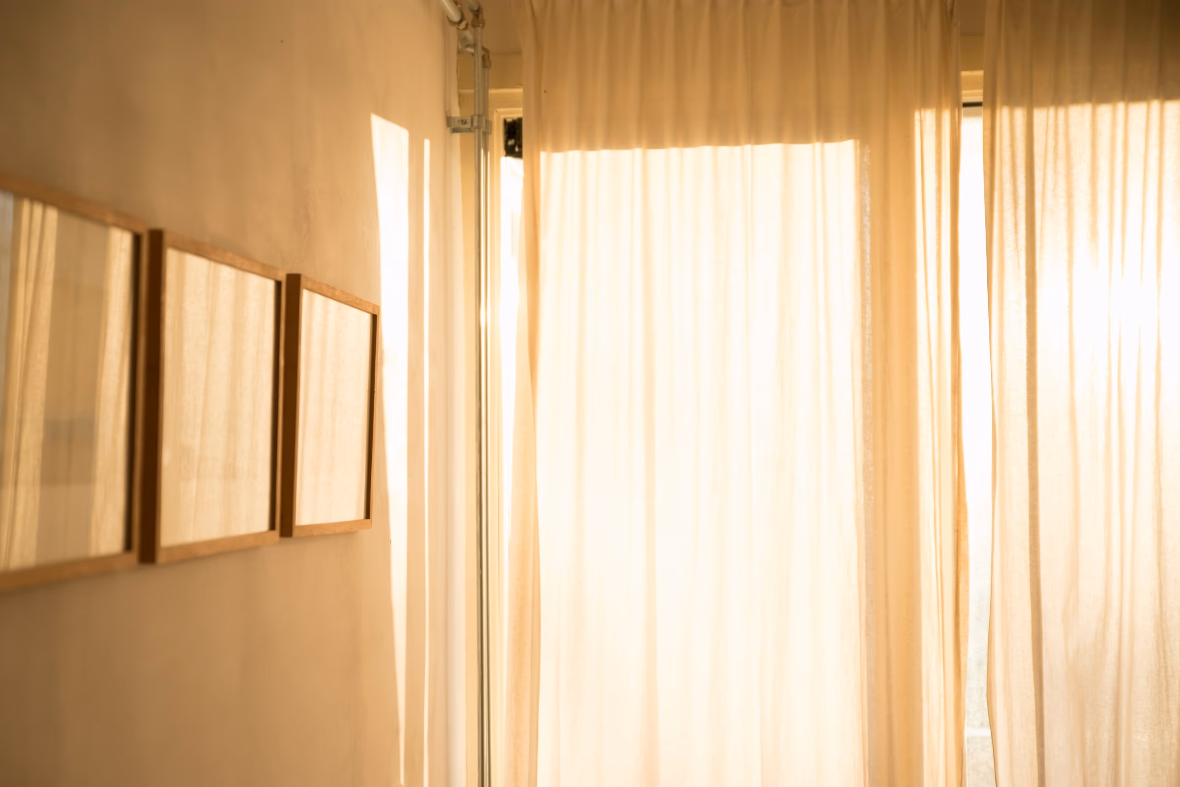 Lumière du petit matin filtrant à travers des rideaux clairs