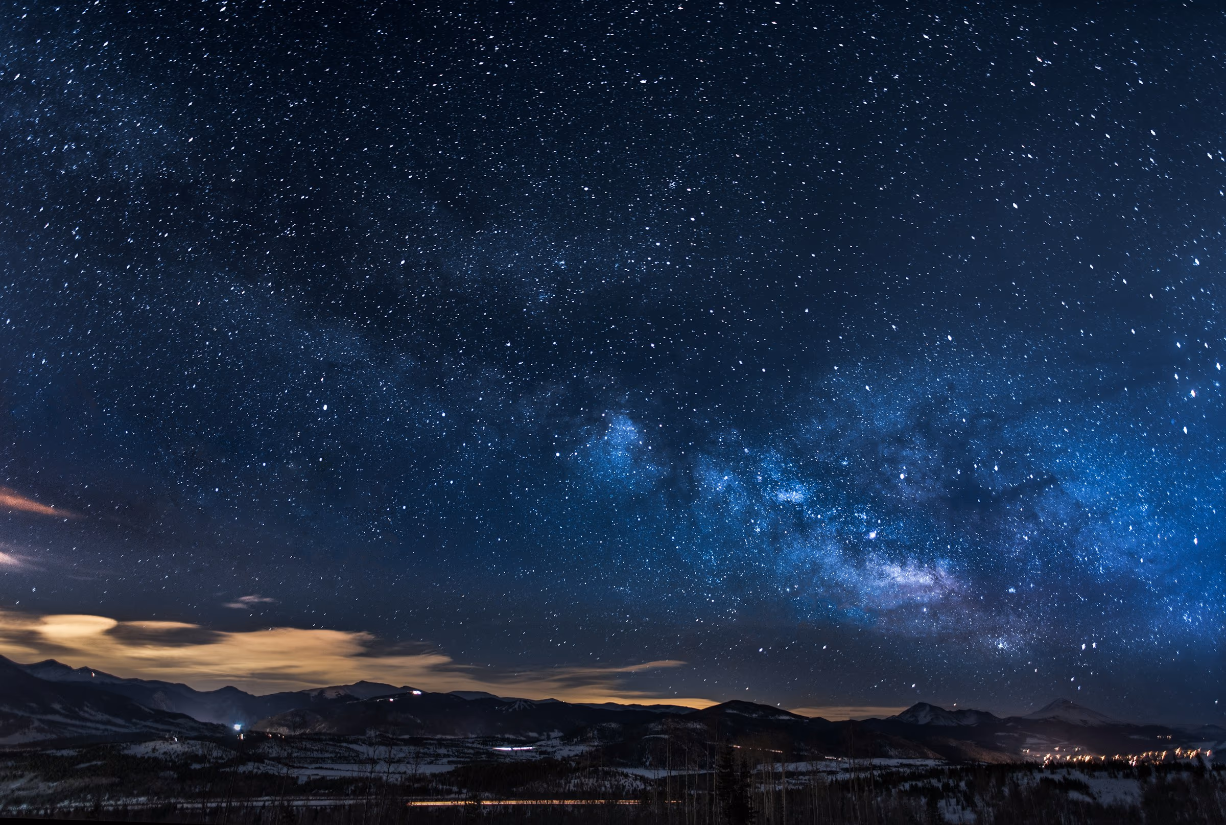 Ciel nocturne constellé d’étoiles au-dessus d’un paysage endormi