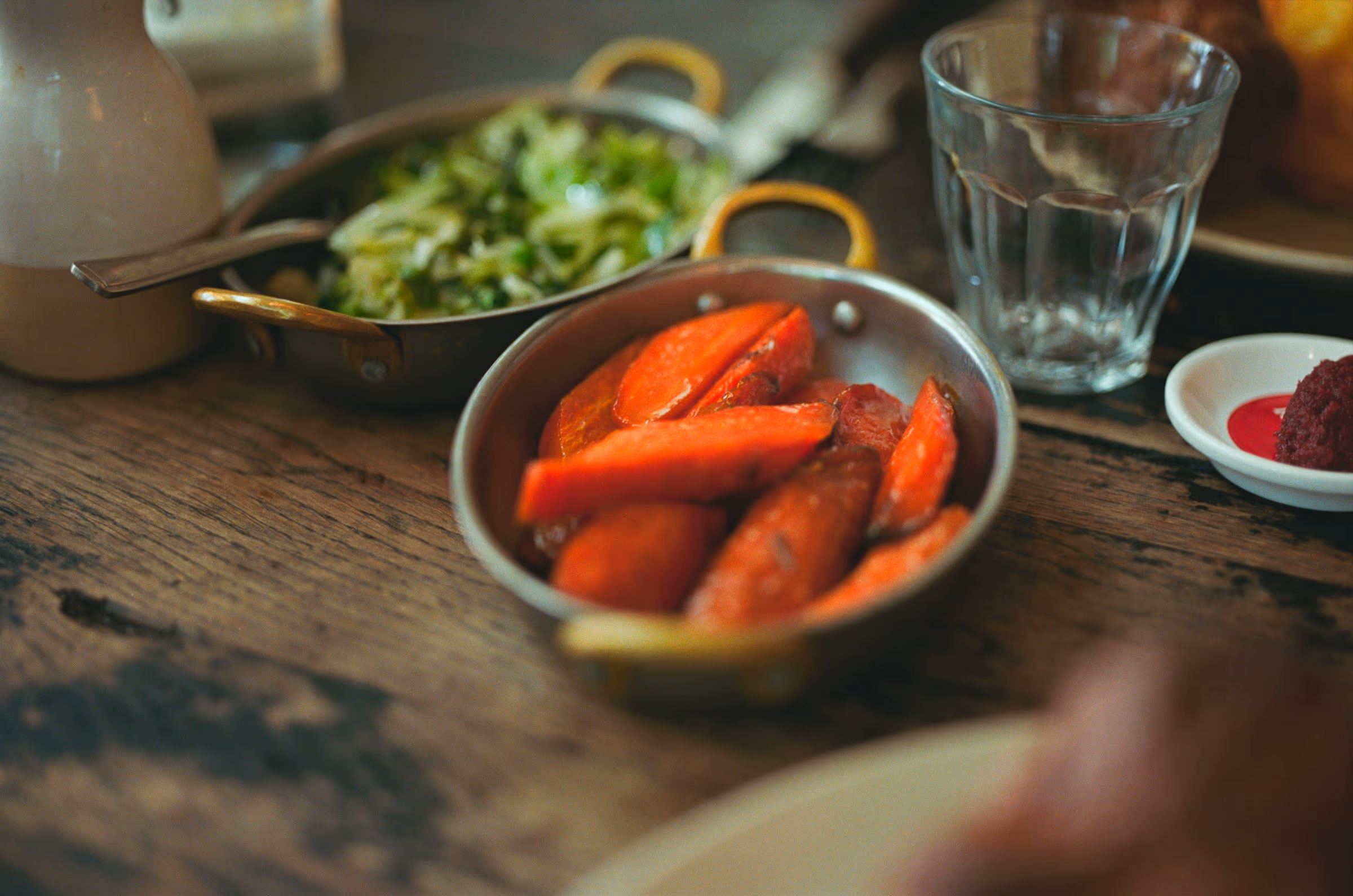 Table de dîner simple et léger, bol de soupe et pain dans une lumière douce de soirée