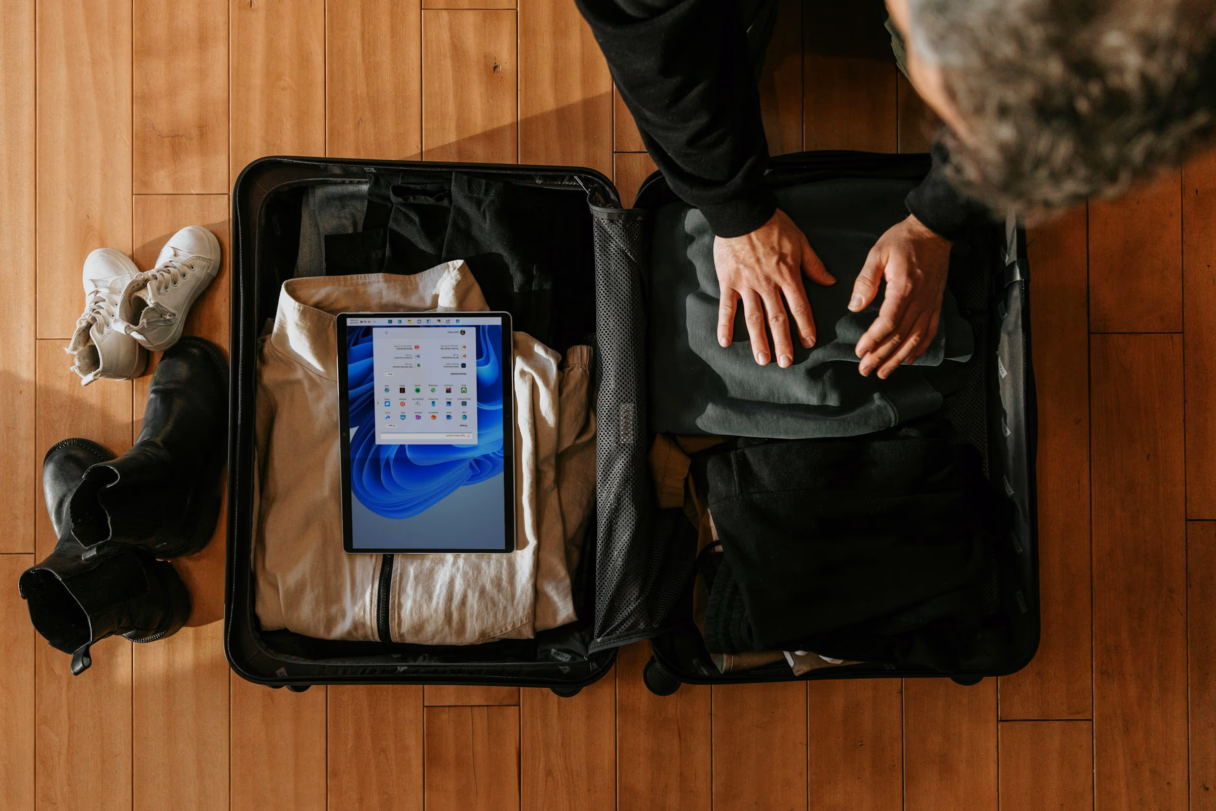 Valise ouverte sur un lit, préparée avec soin dans une chambre lumineuse